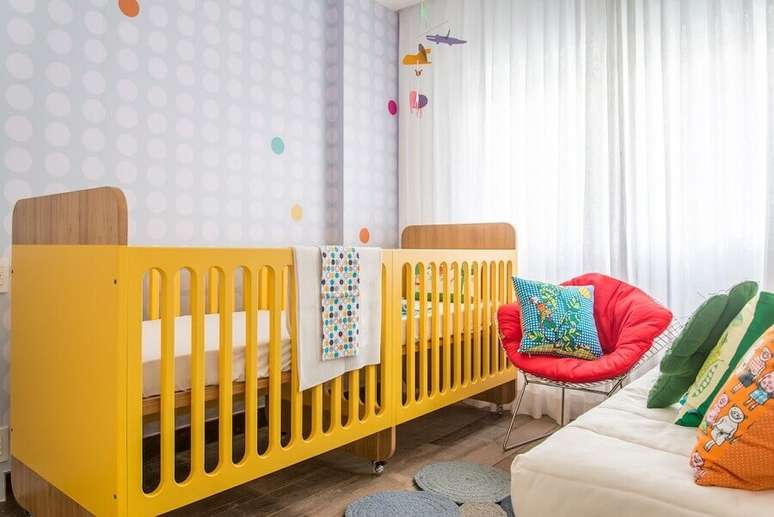 59. Decoração alegre para quarto de bebê gêmeos planejado com berço amarelo e papel de parede cinza com bolinhas brancas – Foto: Natoca Design
