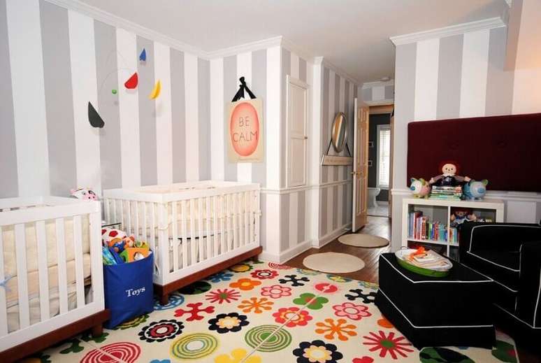 4. Elementos coloridos juntos com uma decoração neutra dão um toque super charmoso ao quarto de bebê gêmeos masculino – Foto: Project Nursery