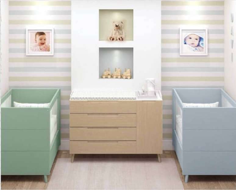 62. Decoração para quarto de gêmeos com berço em cores diferentes e papel de parede listrado – Foto: Idea Home