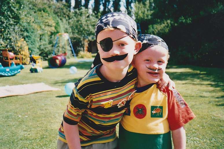 Na infância, Alex era 'lindo, tranquilo e adorado pelo irmão mais novo Thomas'