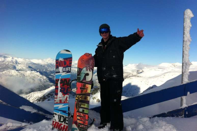 Alex esquiava e praticava snowboarding, mas a atividade física passou a ser uma prática dolorosa após a circuncisão