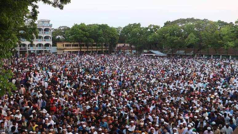 Grandes multidões se reuniram na cidade de Rafi para o funeral