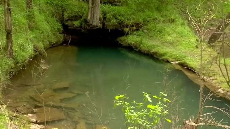 Josh Bratchley estava explorando uma caverna no Tennessee quando ficou preso