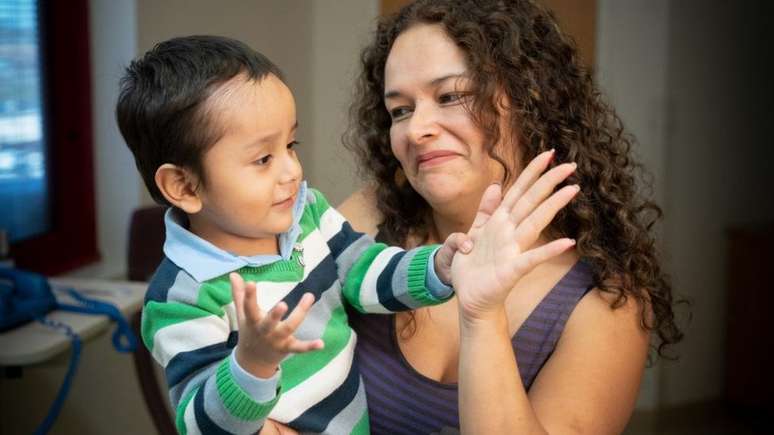 Gael, um dos pacientes que recebeu o tratamento, com a mãe