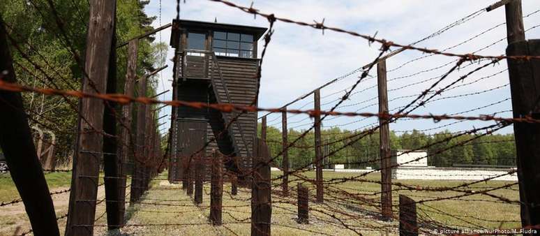 Torre de guarda no antigo campo de Stutthof. Mais de 60 mil pessoas morreram no local entre 1939 e 1945