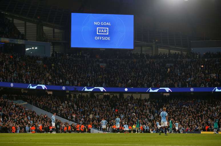 Tel&atilde;o do Etihad Stadium informa anula&ccedil;&atilde;o de gol por impedimento por decis&atilde;o do VAR em jogo City x Tottenham
17/04/2019
REUTERS/Andrew Yates