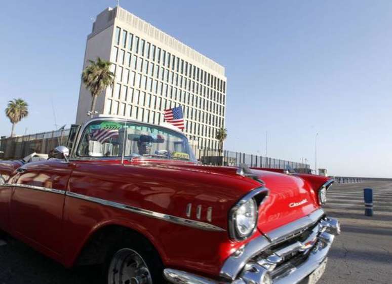 Carro em frente à embaixada dos EUA em Havana