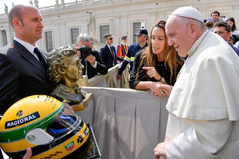 Escultura e capacete de Ayrton Senna são recebidos pelo Papa Francisco no Vaticano