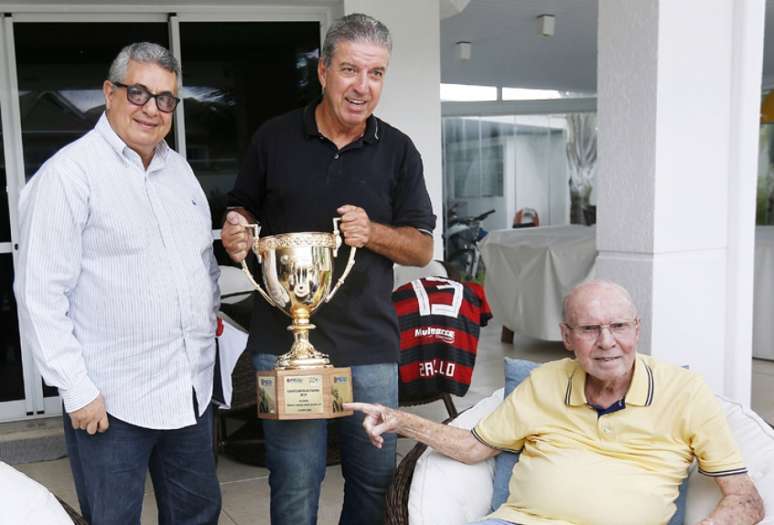 Zagallo vê troféu que leva seu nome e fala para quem vai o título do Carioca (Foto: Úrsula Nery/FERJ)