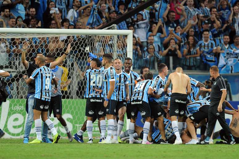 Jogadores do Grêmio comemoram o título do Campeonato Gaúcho 2019 após a vitória, nos pênaltis, diante do Internacional, na Arena Grêmio, em Porto Alegre, no final da noite desta quarta-feira (17). Após o empate por 0 a 0 nos dois jogos da decisão, o Grêmio venceu por 3 a 2 nas penalidades.