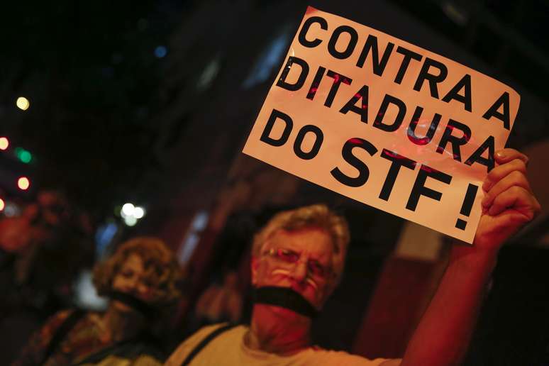 Manifestantes protestam em frente ao Congregação Israelita Paulista (CIP), no bairro do Cerqueira César, centro da capital paulista, na noite desta quarta-feira (17), durante participação do presidente do Supremo Tribunal Federal, Ministro Dias Toffoli, no bate- papo sobre Justiça e Julgamentos: Um diálogo do pensamento judaico com a justiça brasileira.