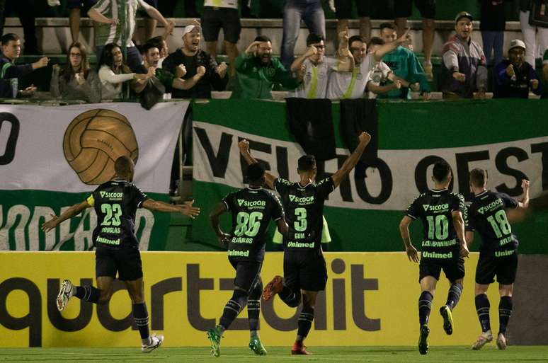 Jogadores da Chapecoense comemoram o gol de Aylon em partida contra o Corinthians, válida pela quarta fase da Copa do Brasil 2019, na Arena Condá, em Chapecó (SC), na noite desta quarta-feira (17).