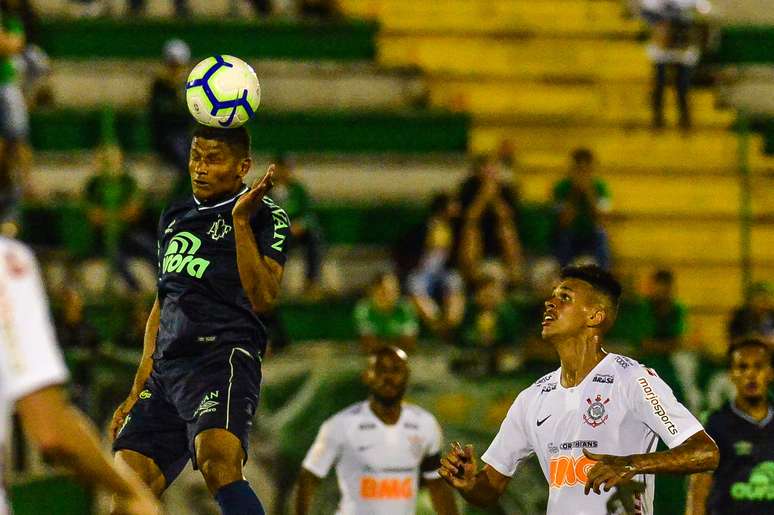 Richard (D), do Corinthians, disputa lance com Márcio Araújo, da Chapecoense, durante partida válida pela quarta fase da Copa do Brasil 2019, na Arena Condá, em Chapecó (SC), na noite desta quarta-feira (17).