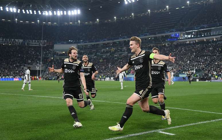 Matthijs de Ligt comemora o gol do Ajax