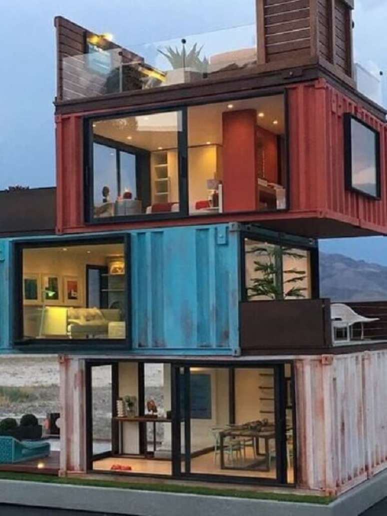 4. Casa container com três andares e cobertura ao ar livre. Fonte: Pinterest