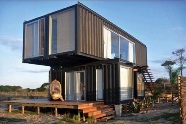 62. Casa container escura com detalhes em madeira. Fonte: Pinterest