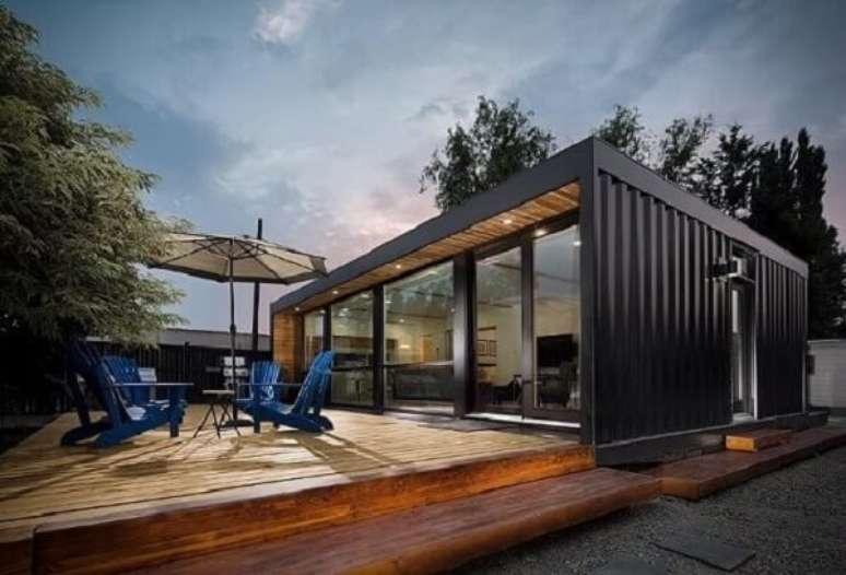 44. Casa container preta com deck de madeira. Fonte: Pinterest