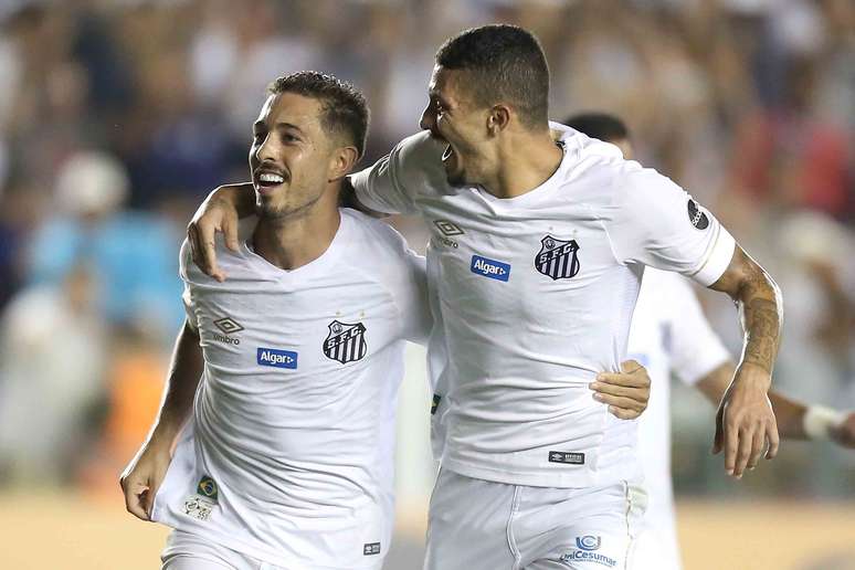 Jean Mota (E), do Santos, comemora após marcar gol em partida contra o Vasco, válida pela quarta fase da Copa do Brasil 2019, realizada no Estádio Urbano Caldeira (Vila Belmiro), na Baixada Santista, nesta quarta-feira (17).