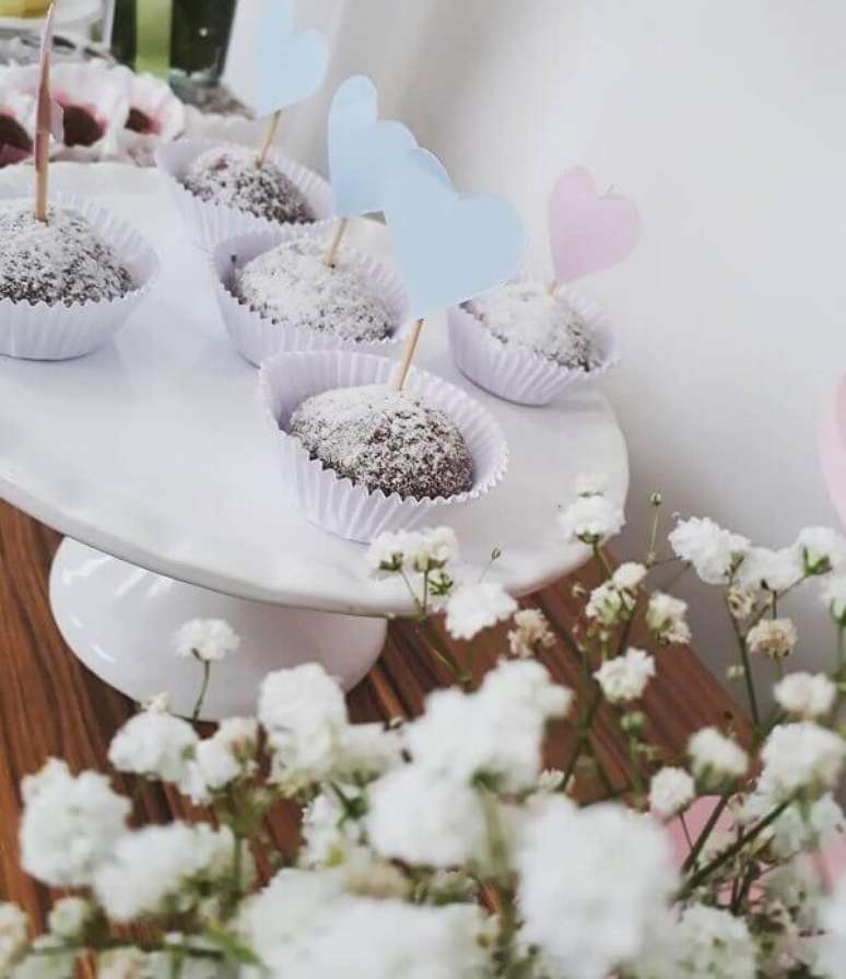 11- A decora&ccedil;&atilde;o dia das m&atilde;es tem cora&ccedil;&otilde;es coloridos espetados nos docinhos. Fonte: Mam&atilde;e Festeira Decor