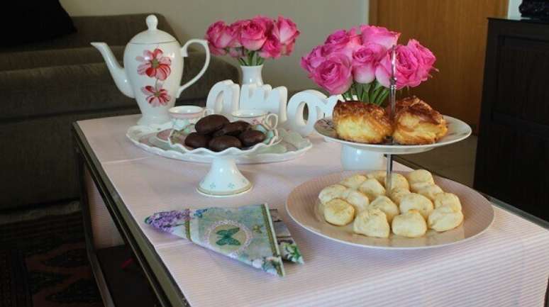 12- A decoração dia das mães simples para o café da manhã tem flores em dois vasos brancos. Fonte: Blog Vida de Casada