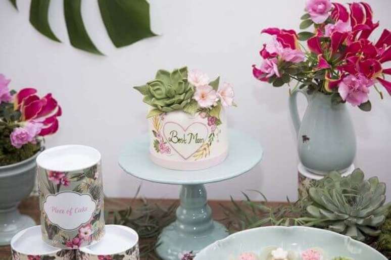 14- Na decoração dia das mães, a mesa tem vários arranjos de flores e o bolo é confeitado com flores de açúcar. Fonte: Say I Do