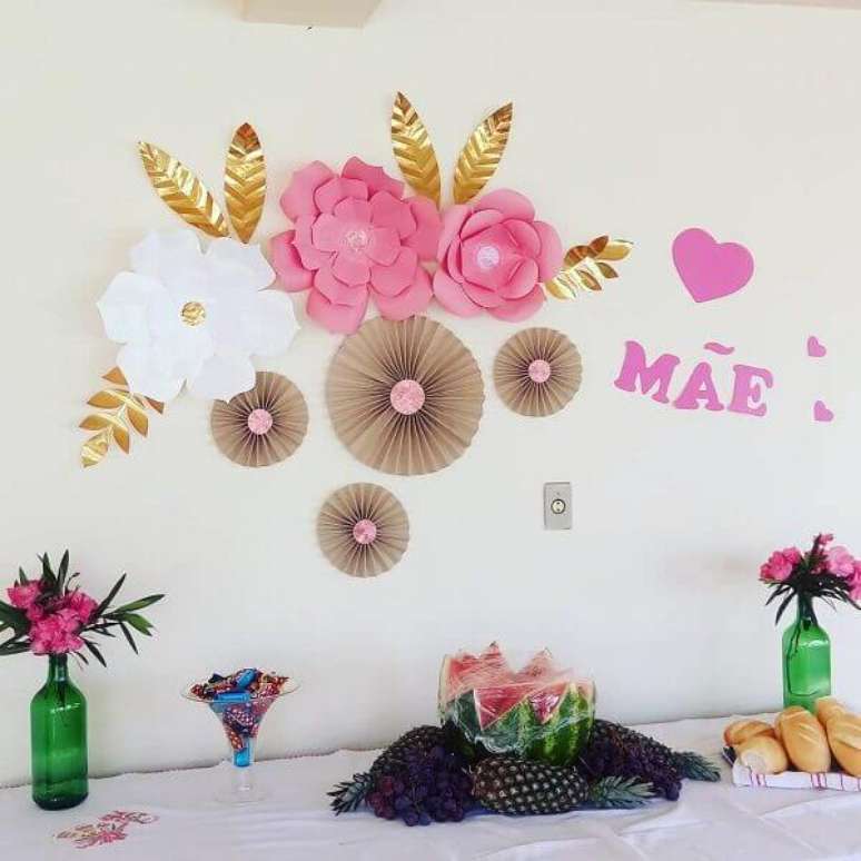 16- Na decora&ccedil;&atilde;o dia das m&atilde;es, as flores de papel foram coladas na parede atr&aacute;s da mesa. Fonte: Lucriativa