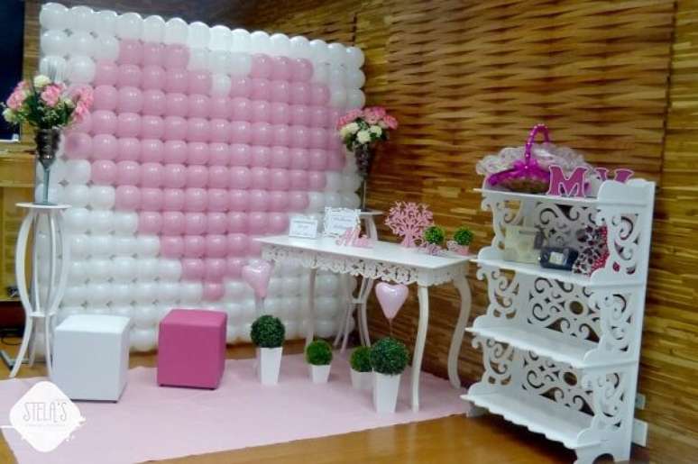 31- Na decoração dia das mães na escola tem painel com bexigas brancas e rosas formando um coração. Fonte: Pinterest