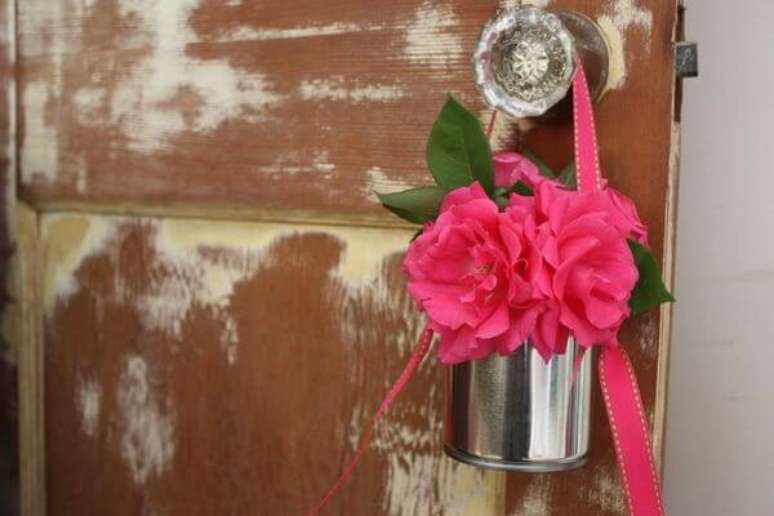 33- Na decora&ccedil;&atilde;o dia das m&atilde;es, baldinhos com flores foram pendurados nos trincos das portas. Fonte: Bbel