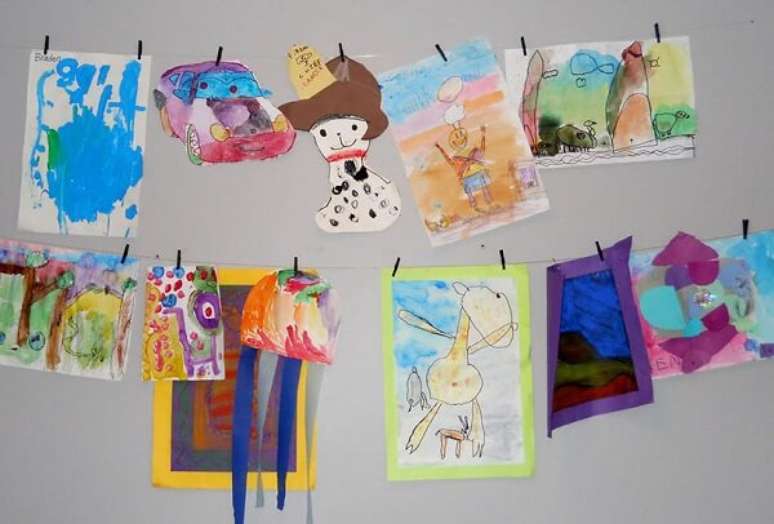 35- Na decoração dia das mães na escola, varais com desenhos das crianças são expostos. Fonte: Bbel