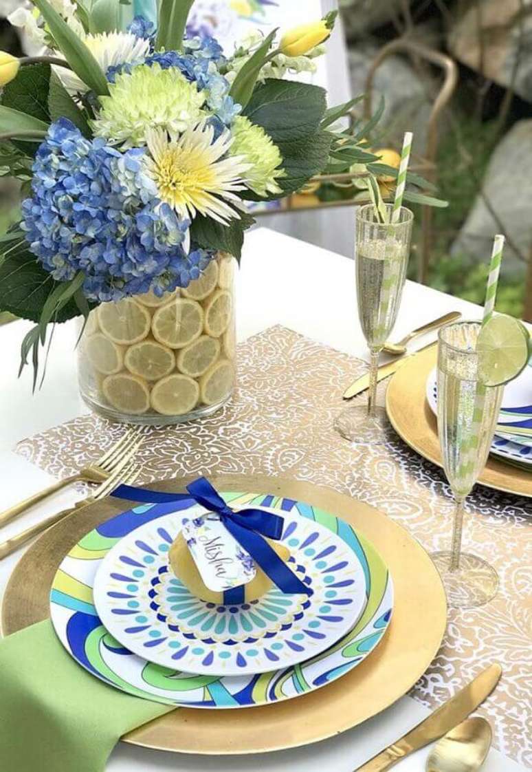 37- A inspiração na decoração dia das mães foi realizada nas cores amarela, azul, verde e dourado. Fonte: IdeiasDecor