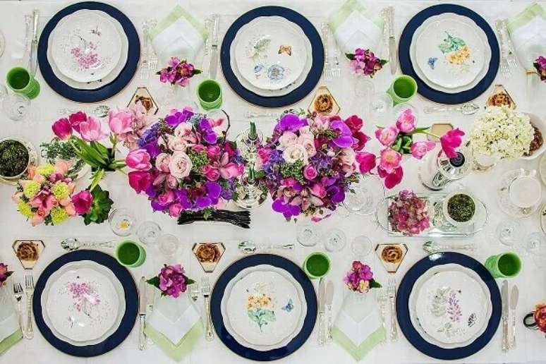 46- A mesa posta tem decoração dia das mães imitando um jardim. Fonte: Pinterest