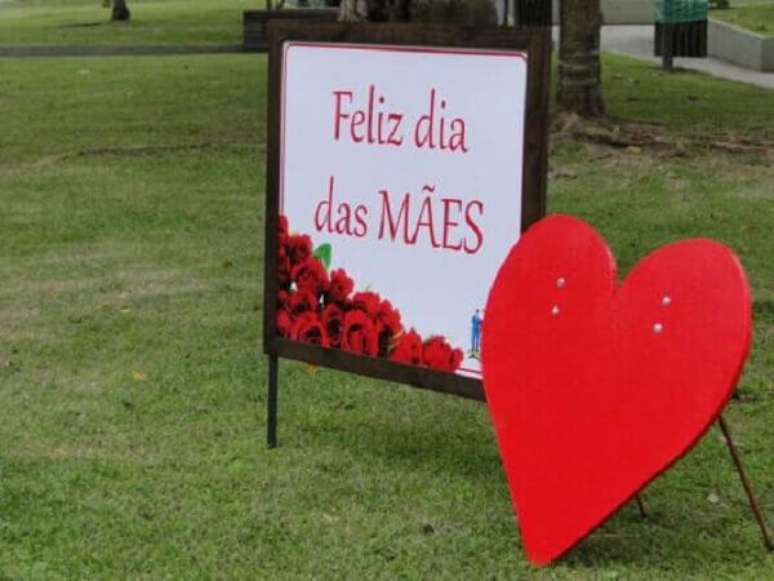 4- A decoração dia das mães em igreja pode ser feita na entrada com uma placa comemorativa. Fonte: Pinterest