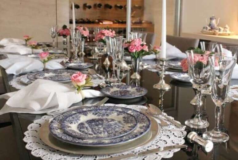 55- Na decoração dia das mães, as flores artificiais são usadas noS vasos do centro da mesa e como anéis de guardanapo. Fonte: Reporter Maceio
