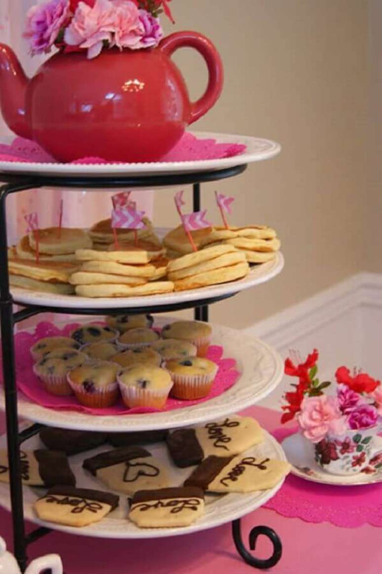 57- Na decora&ccedil;&atilde;o dia das m&atilde;es, os docinhos foram colocados em suporte de 4 andares. Fonte: Como Fazer em Casa