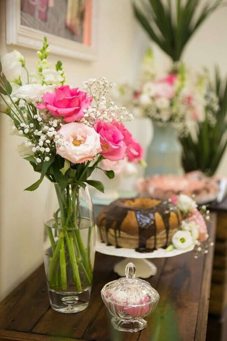 59- Na decoração dia das mães, as flores foram colocadas ao lado do bolo. Fonte: Amo Decorar