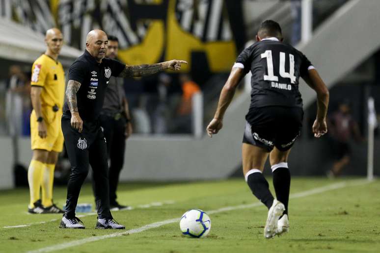 Jorge Sampaoli durante o jogo entre Santos x Vasco da Gama realizado no Estádio Urbano Caldeira em Santos, SP. A partida é a primeira válida pela Quarta Fase da Copa do Brasil 2019.
