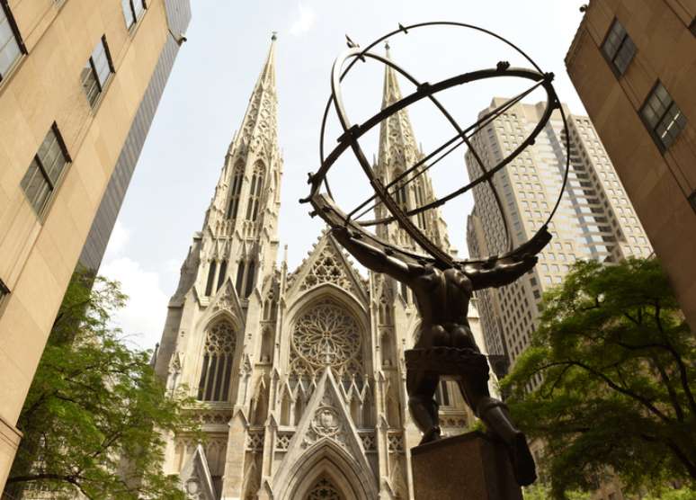 A estátua de Atlas no Rockefeller Center fica em frente à Catedral de St. Patrick, em Nova York