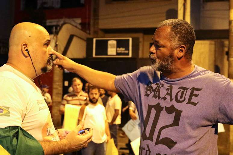 Manifestação de grupos contrarios e apoiadores ao Ministro do STF, Dias Toffoli, se enfrentam em frente a Congregacao Israelita Paulista, onde o Ministro ira dar uma palestra com o tema Desafios Contemporaneos, na noite desta quarta-feira, 17.