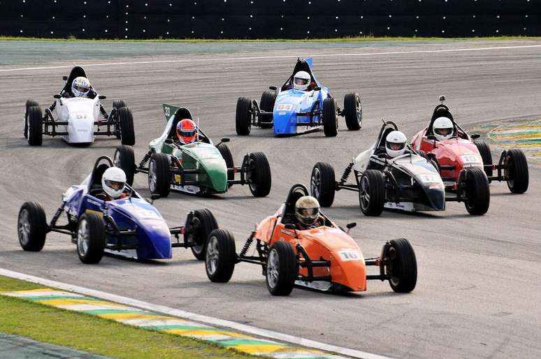 Fórmula Vee larga com Super Grid de até 30 carros no Campeonato Paulista em Interlagos