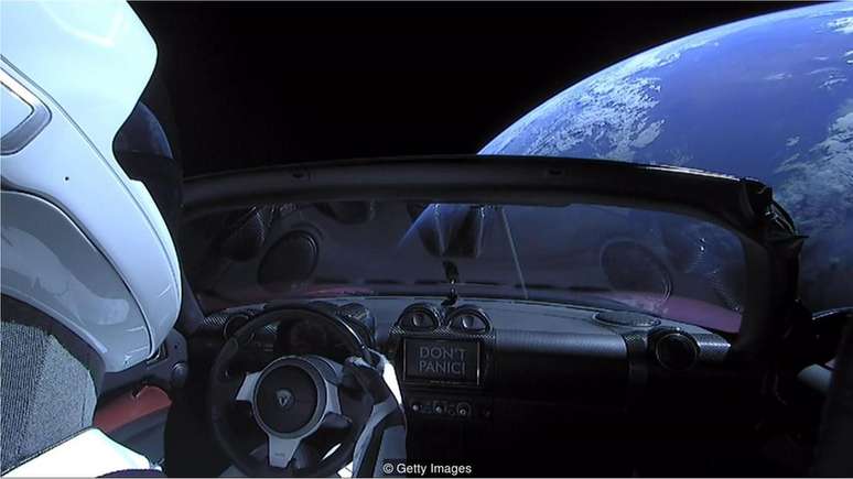 Elon Musk enviou ao espaço um Tesla Roadster vermelho-cereja