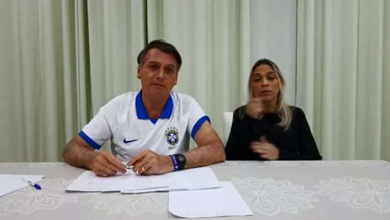 Presidente Jair Bolsonaro em transmissao ao vivo pelo Facebook 