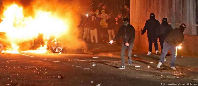 Tumultos em Londonderry, na fronteira entre Irlanda do Norte e República da Irlanda