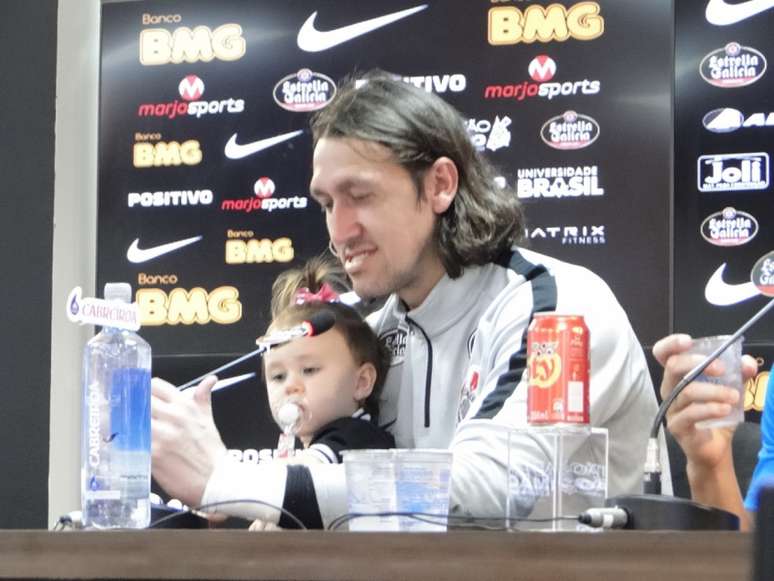 Cássio e a pequena Maria Luiza nos braços durante entrevista coletiva (Foto: Ana Canhedo/Lancepress!)