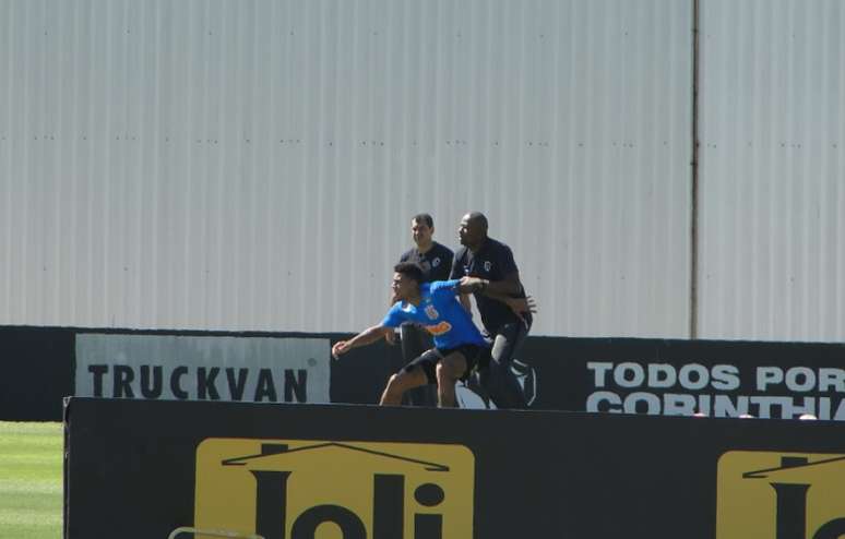 Gustagol com Fabinho e Carille durante treino do Corinthians no CT Joaquim Grava (Foto: Ana Canhedo/Lancepress!)