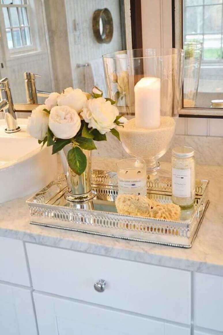 10. Decoração clean e sofisticada com bandeja espelhada para lavabo todo branco – Foto: Visita Vinces