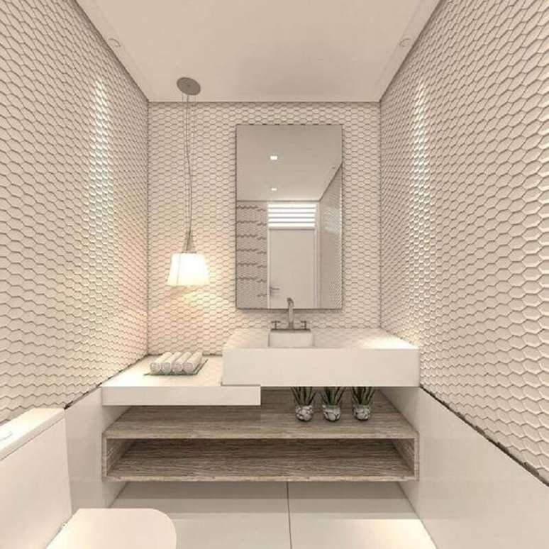 4. A iluminação em conjunto com o espelho para lavabo pequeno ajuda a ampliar visualmente o espaço compacto – Foto: Pinosy