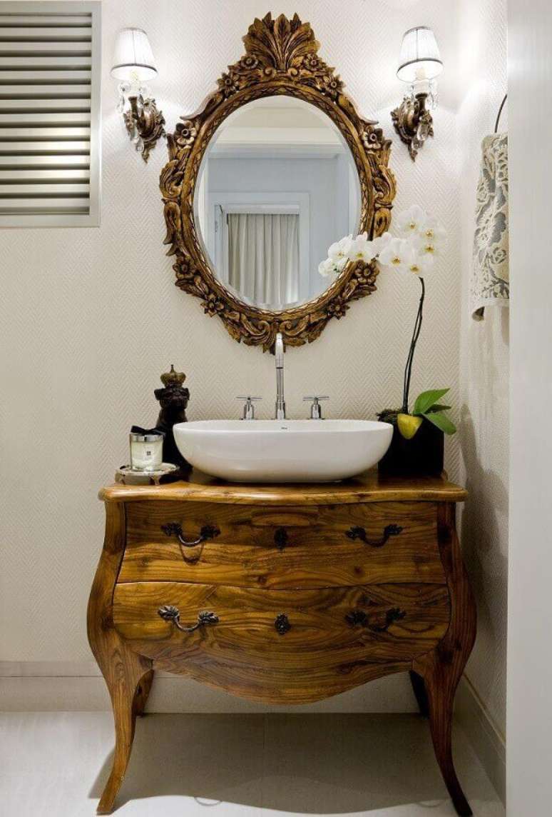 12. Invista em um espelho para lavabo com moldura que se harmonize com o restante da decoração do ambiente – Foto: Aaron Guide
