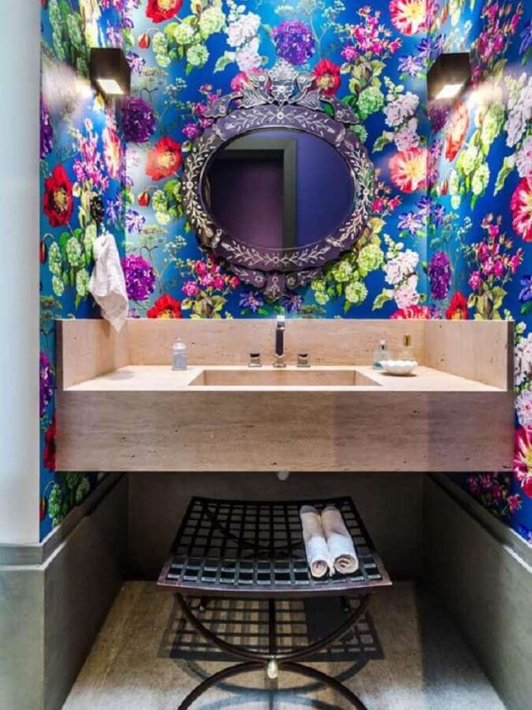 16. Decoração com papel de parede floral colorido e espelho para lavabo com moldura – Foto: Papo de Design