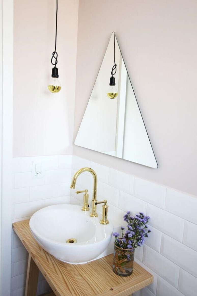 18. Invista em espelho com design diferenciado para um banheiro moderno e minimalista – Foto: TabithaEvansDesign