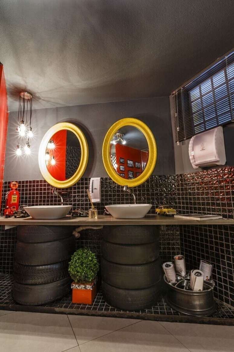 19. Decoração com estilo industrial para lavabo com espelho com moldura amarela – Foto: Lídici Melo